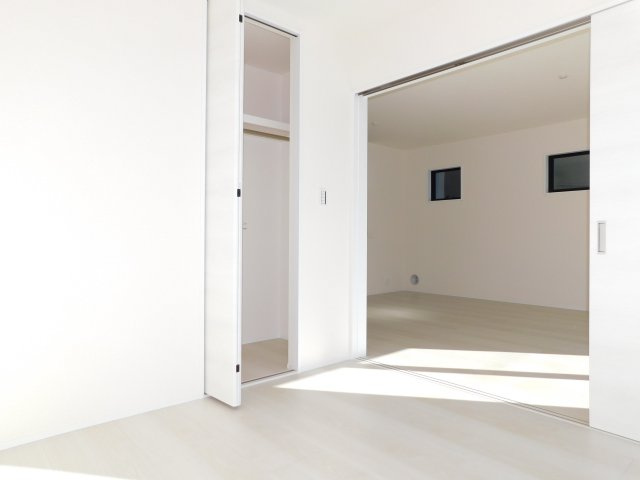 稲沢市田代２丁目の新築一戸建の洋室|◇１階洋室◇　　南面で明るい洋室４．５帖　全居室収納完備！　リビングの続き間としても利用できます♪