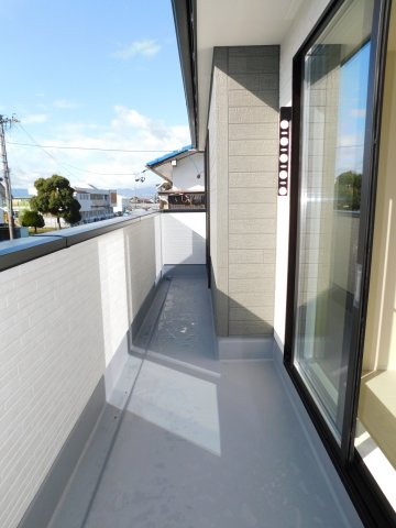 稲沢市田代２丁目の新築一戸建のバルコニー|◇バルコニー◇　　陽当り良好なワイドバルコニー♪　洋室２部屋から出入りできます！