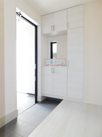 稲沢市田代２丁目の新築一戸建の玄関|◇玄関収納◇　　大容量シューズＢＯＸとクローゼットタイプの収納完備♪　玄関がスッキリ片付きます。　