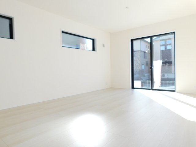 稲沢市田代２丁目の新築一戸建の居間・リビング|◇リビング◇　　南面で明るいリビング１５．７５帖　リビングが見渡せる対面キッチン♪