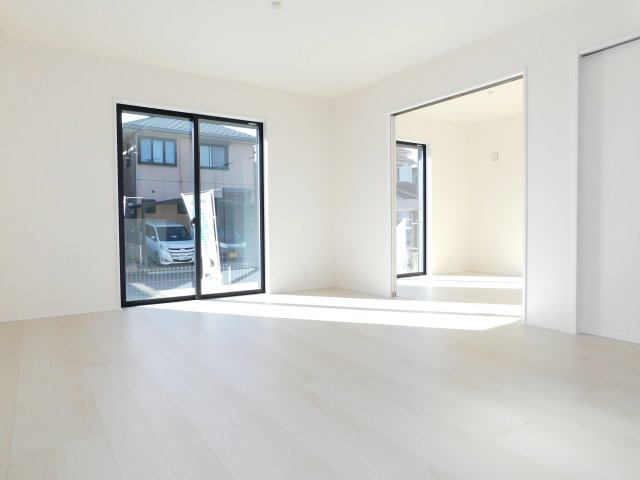 稲沢市田代２丁目の新築一戸建の居間・リビング|◇リビング◇　　南面で明るいリビング１５．７５帖　隣の洋室と続き間で２０．２５帖の広々空間になります♪　