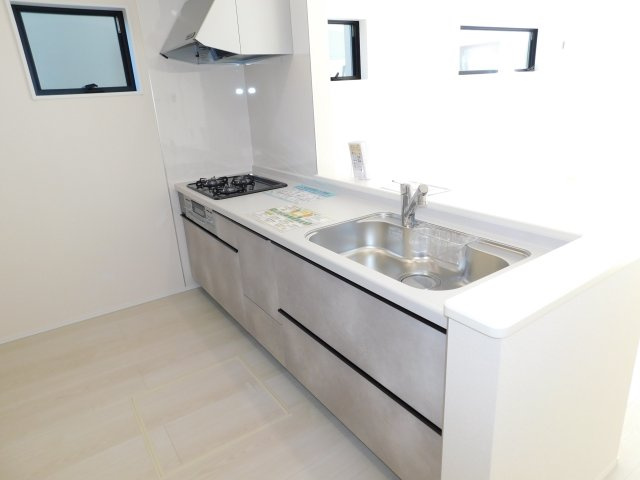 稲沢市田代２丁目の新築一戸建のキッチン|◇キッチン◇　　人気の対面式・人造大理石カウンター・浄水機能付ハンドシャワー・静音仕様シンク・スローインクローズレール・Ｓｉセンサーコンロ（３口）・床下収納庫
