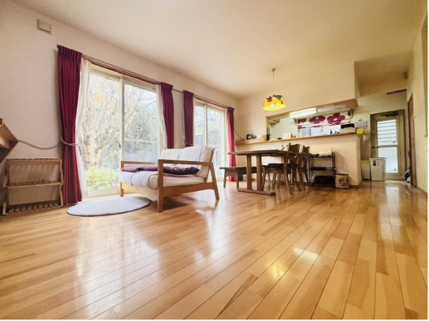 【居間・リビング】 | 南東からの「暖かい陽光」取り込める明るいリビングです◎