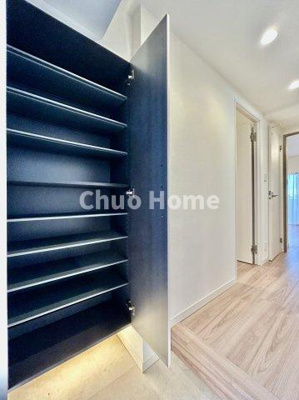 【玄関】 | 日神パレステージ北千住 | 【玄関】玄関には大型のシューズクローゼットを設置しておりますのでいつでもスッキリりとした空間を保てます。玄関周りを清潔に使うのはとても大事なことですよね。