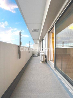 【バルコニー】 | 日神パレステージ北千住 | 【バルコニー】幅もあって、奥行きもあるゆとりのバルコニー。洗濯物を干したり乾かしたりだけでなく、ただ出てみるだけでも気持ちいいですよ。