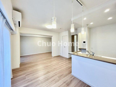 【キッチン】 | 日神パレステージ北千住 | 視界に広がりを生むオープンなキッチン。料理や片付けをしながら、家族との会話を楽しんだり、リビングで遊ぶ子どもを見守れます。ご見学時には家具の配置などもイメージしながらぜひご覧になって見て下さい。