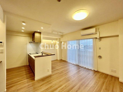 【ダイニング】 | 日神パレステージ北千住 | 【ダイニング】忙しい朝でも、しっかり家族が揃って食事をして頂けるゆとりある大きさのダイニングスペース。奥様が作る手料理をカウンター越しに受けとって頂き、テーブルで囲む素敵な時間を存分に愉しんで下さい。