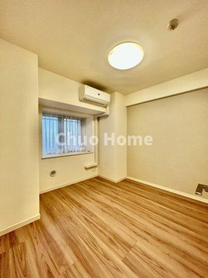 【寝室】 | 日神パレステージ北千住 | 【寝室】心と体をゆったりと安らげる主寝室。寝室のゆとりが大きい分だけ、暮らしの安らぎは深まります。一日の疲れを癒すだけでなく、ご夫婦の親密な語らいを紡ぎ出します