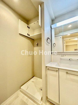 【ランドリースペース】 | 日神パレステージ北千住 | 【ランドリースペース】担当者がスケールを持ち歩いておりますので、ご見学時には現在お使いの洗濯機などがきちんと収まるかなどもチェックして下さい。見学前に測っておくと非常に便利だと思います。