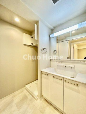 【脱衣所】 | 日神パレステージ北千住 | 【洗面所】明るい洗面所は朝をすっきりさせてくれる空間です。バタバタしている忙しい朝でも収納が多い洗面台では短い時間で効率良く支度ができます。