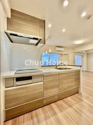 【キッチン】 | 日神パレステージ北千住 | 【システムキッチン】ワイドで収納豊富な使い勝手の良いカウンターキッチンには、IHクッキングヒーター、伸縮タイプのキッチン水栓、三ツ口コンロ・魚焼きグリルなどの便利な設備が標準完備されています。