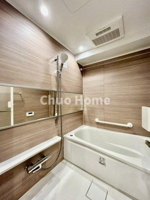 【浴室】 | 日神パレステージ北千住 | 【バスルーム】暖房換気乾燥機付きシステムバスルーム。暖房・冷風・換気・乾燥など、毎日を快適に過ごせるうれしい機能が揃っています。雨の日の洗濯物も安心です。