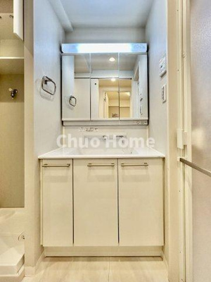 【独立洗面台】 | 日神パレステージ北千住 | 【洗面化粧台】洗面化粧台には三面鏡を採用。身だしなみを整えやすい事はもちろんですが、鏡の後ろに収納スペースを設ける事により、散らかりやすい洗面スペースをすっきりさせる事が出来るのも嬉しいですね