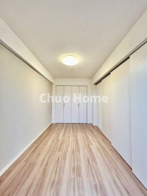 【洋室】 | 日神パレステージ北千住 | 【洋室】快適に過ごす条件は、一人ひとり違います。だからこそ飾り過ぎないシンプルな内装と偏り過ぎないデザインで統一しております。居住していく中でオーナー様だけの【マイホーム】に創り上げて下さい