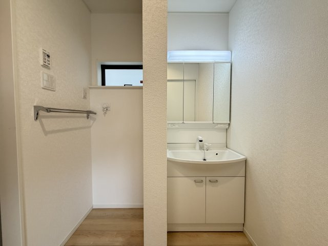糸満市座波　第2（全4棟）3号棟の独立洗面台|3号棟　三面鏡付き洗髪洗面化粧台♪