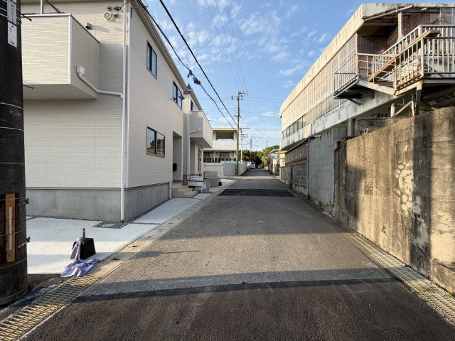 糸満市座波　第2（全4棟）3号棟の前面道路含む現地写真|※北東側公道5m♪