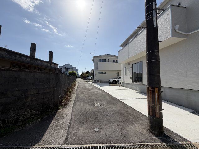 糸満市座波　第2（全4棟）3号棟の前面道路含む現地写真|※南側公道3.4m♪