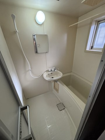 グリーンヒル城中の浴室|窓のある浴室