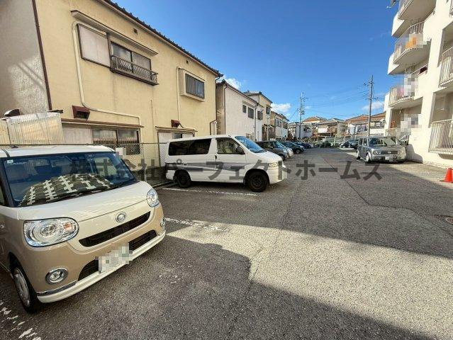 プリンスヴィラ寝屋川の駐車場|駐車スペースもあります