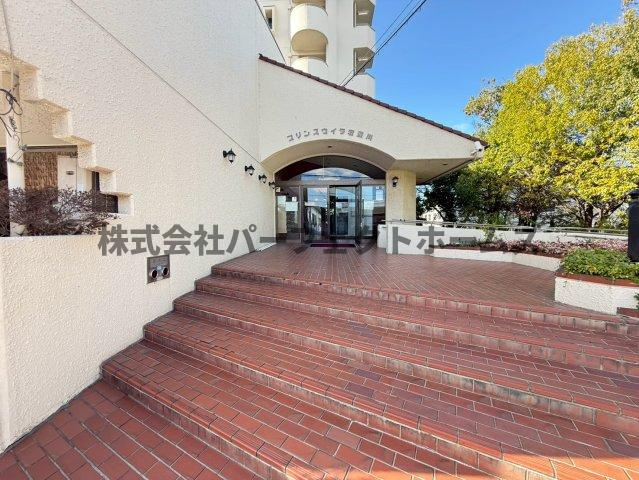 プリンスヴィラ寝屋川のエントランス|落ち着いたエントランスです