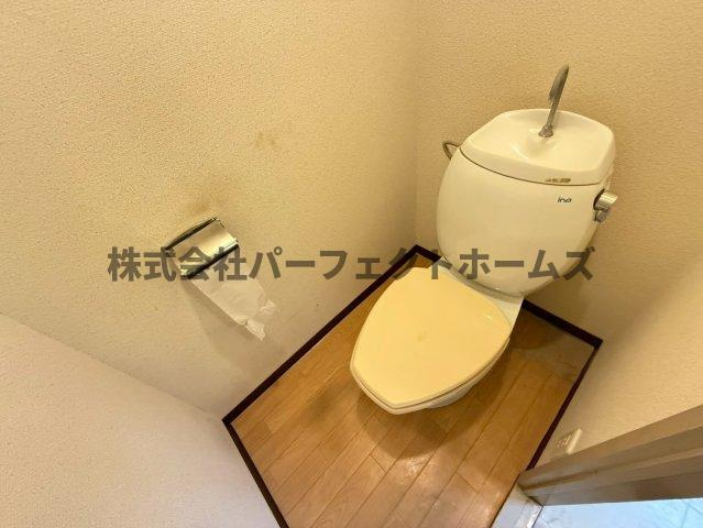 プリンスヴィラ寝屋川のトイレ|落ち着いた色調のトイレです