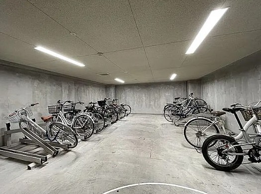 【駐輪場】 | スカイコート板橋参番館 | 屋根付きの駐輪場となっていますので、雨の日でも大切な自転車が濡れずに済みます。
