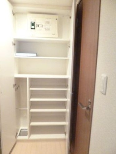 【収納】 | スカイコート板橋参番館 | 玄関前には、大容量のシューズボックスがあります！