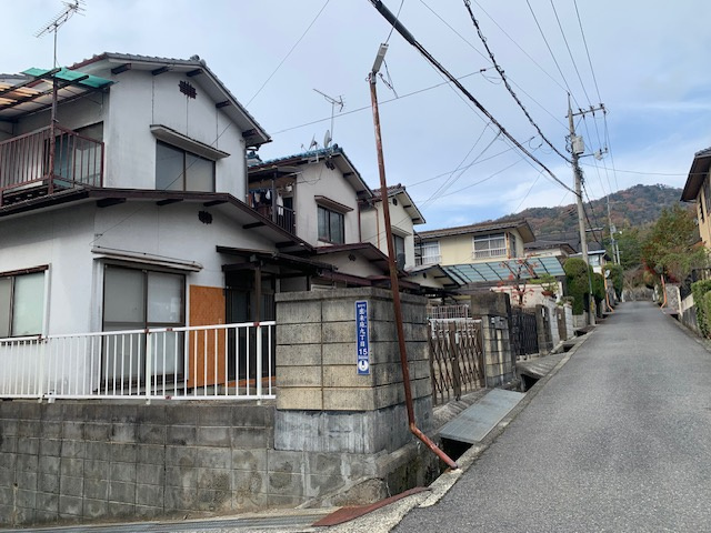 熊野町出来庭9丁目の前面道路含む現地写真
