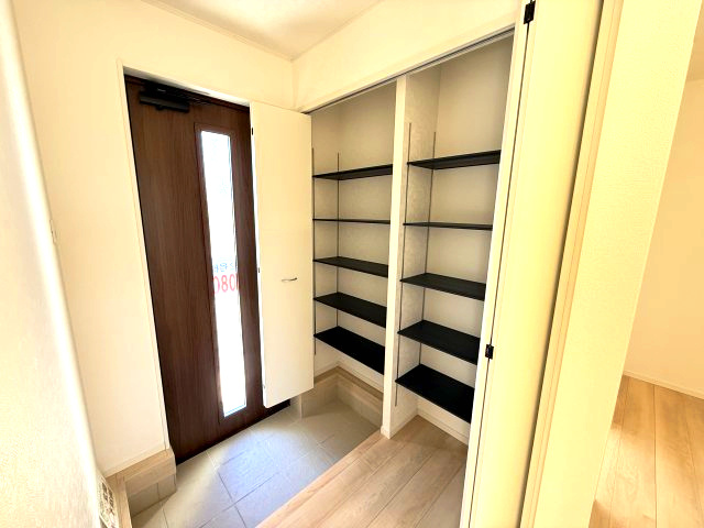 クレイドルガーデン高崎市箕郷町白川第2　2号棟（平屋）の玄関|玄関にもたっぷり収納付きです♪