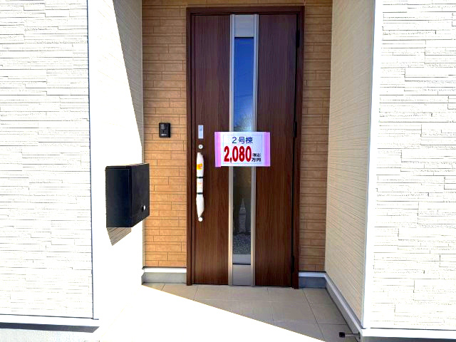 クレイドルガーデン高崎市箕郷町白川第2　2号棟（平屋）の玄関|玄関前は屋根付きなので、お出かけ準備の際も濡れる心配がありません