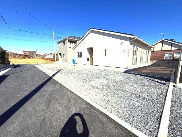 クレイドルガーデン高崎市箕郷町白川第2　2号棟（平屋）の駐車場|駐車場もキレイに整備されています。並列３台以上駐車可能ですよ！