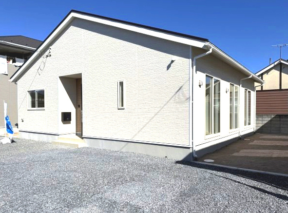 クレイドルガーデン高崎市箕郷町白川第2　2号棟（平屋）の外観|高崎市箕郷上芝に平屋住宅が完成しました。
白を基調としたシンプルで飽きのこない外観に仕上がっています♪
お客様のご都合に合わせていつでもご見学頂けます♪
お気軽にご連絡下さい。