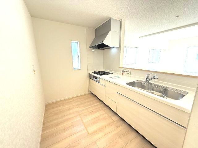 クレイドルガーデン高崎市箕郷町白川第2　2号棟（平屋）のキッチン|人気のカウンターキッチン採用です☆
コンロも３口ご用意しています！調理スペースも広くストレスなくお料理できます。
浄水器つきなので美味しいお水も飲めますよ♪