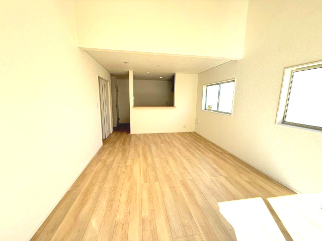 クレイドルガーデン高崎市箕郷町白川第2　2号棟（平屋）の居間・リビング|ゆったり過ごせる18帖リビングです
人気の対面式キッチンを配した空間はお好みの家具も合わせやすく、家族がくつろぐ快適な空間造りをサポート。窓からは明るい陽光が差し込みます。