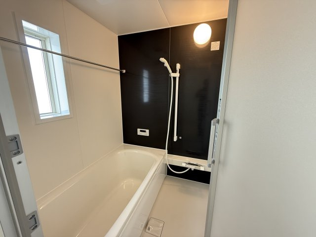 クレイドルガーデン高崎市箕郷町白川第2　2号棟（平屋）の浴室|１坪タイプのフルオートバスです！
足を延ばして入れる広さなので一日の疲れも癒されますよ♪
室内物干しや浴室乾燥機もあるのでお天気の悪い日にはランドリースペースとしてもご利用できます！