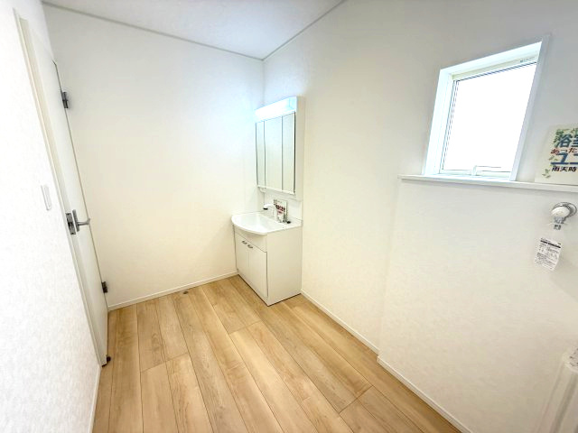 クレイドルガーデン高崎市箕郷町白川第2　2号棟（平屋）の独立洗面台|シャワー水栓付き洗面台で朝の身支度もバッチリです！
洗面台には収納スペースもあり洗面室もすっきり片付きますよ！