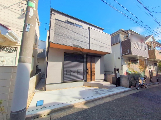 【外観】 | 練馬区西大泉１丁目　新築戸建て | 周囲の街並みに自然と溶け込みながらも、安心感を感じます