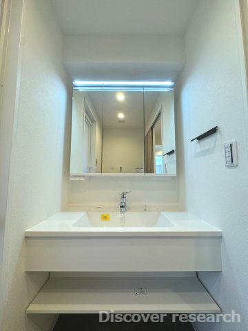 武蔵野ハイツの独立洗面台|三面鏡付洗面化粧台