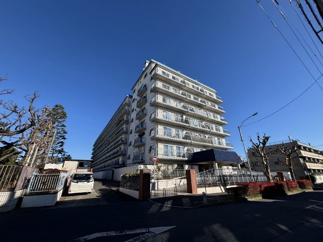 【外観】 | 秀和高円寺レジテンス | 周辺は、中央線駅7分を感じさせない住宅地。商店街も近いのにこの静かさは特別な気分♪
サブカルチャーとレトロな商店街が融合した町「高円寺」