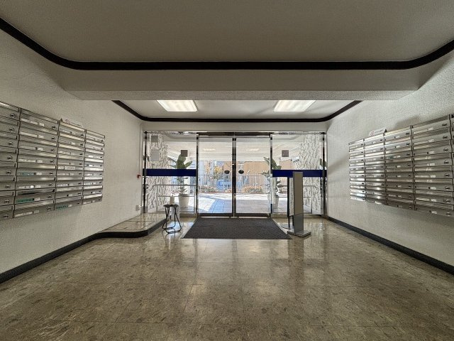 【エントランス】 | 秀和高円寺レジテンス | 綺麗に清掃されたメインエントランスは、夜間帯にはオートロック機能も搭載しセキュリティーにも配慮が行き届いた管理体制良好マンションです♪