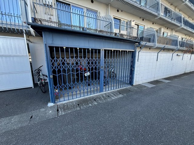 【駐輪場】 | 秀和高円寺レジテンス | バイク置き場もしっかり完備♪バイク好きの方には嬉しい屋根付き置き場です。※詳細担当までご確認下さい。