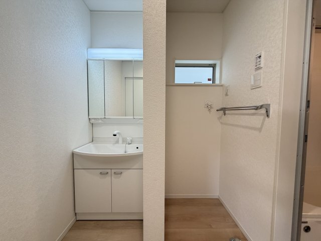 糸満市座波　第2（全4棟）2号棟の独立洗面台|2号棟　三面鏡付き洗髪洗面化粧台♪