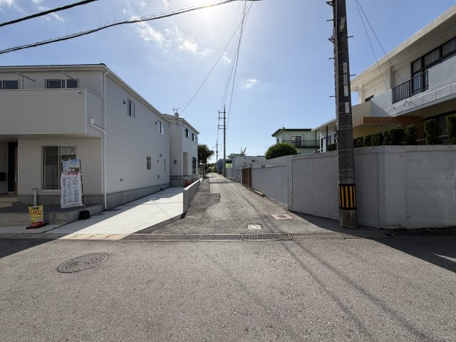 糸満市座波　第2（全4棟）2号棟の前面道路含む現地写真|※北西側公道3.5m♪