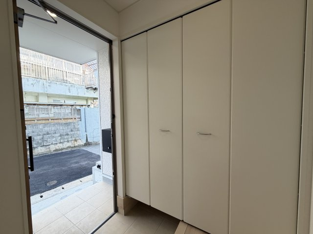 糸満市座波　第2（全4棟）2号棟の玄関|2号棟　十分な収納付き玄関♪