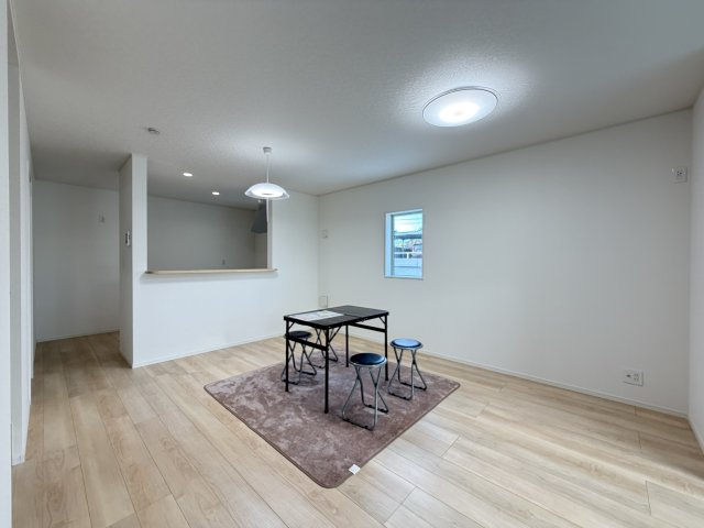 糸満市座波　第2（全4棟）2号棟の居間・リビング|2号棟　LDK15帖＋畳コーナー4帖付き♪