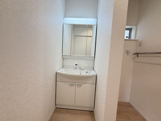 糸満市座波　第2（全4棟）2号棟の独立洗面台|2号棟　三面鏡付き洗髪洗面化粧台♪