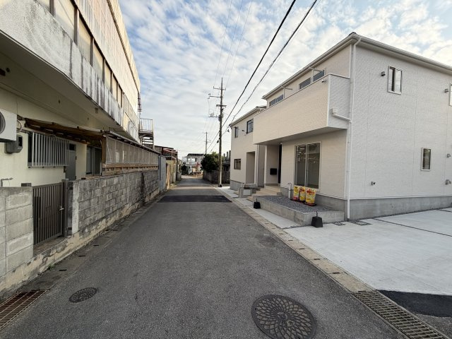 糸満市座波　第2（全4棟）2号棟の前面道路含む現地写真|※北東側公道5m♪