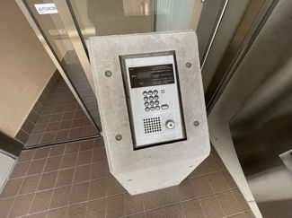【エントランス】 | 防犯対策に有効なオートロック付きのエントランスです！一人暮らしの方も安心ですね♪