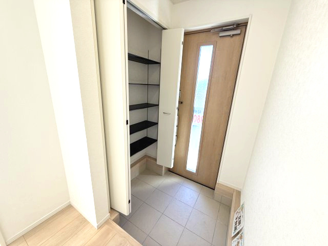 クレイドルガーデン高崎市箕郷町白川第2　1号棟（平屋）の玄関|玄関にも沢山収納付きです