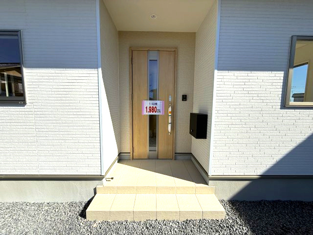 クレイドルガーデン高崎市箕郷町白川第2　1号棟（平屋）の玄関|明るい玄関です。タイル敷なのでお掃除も楽々ですよ！
